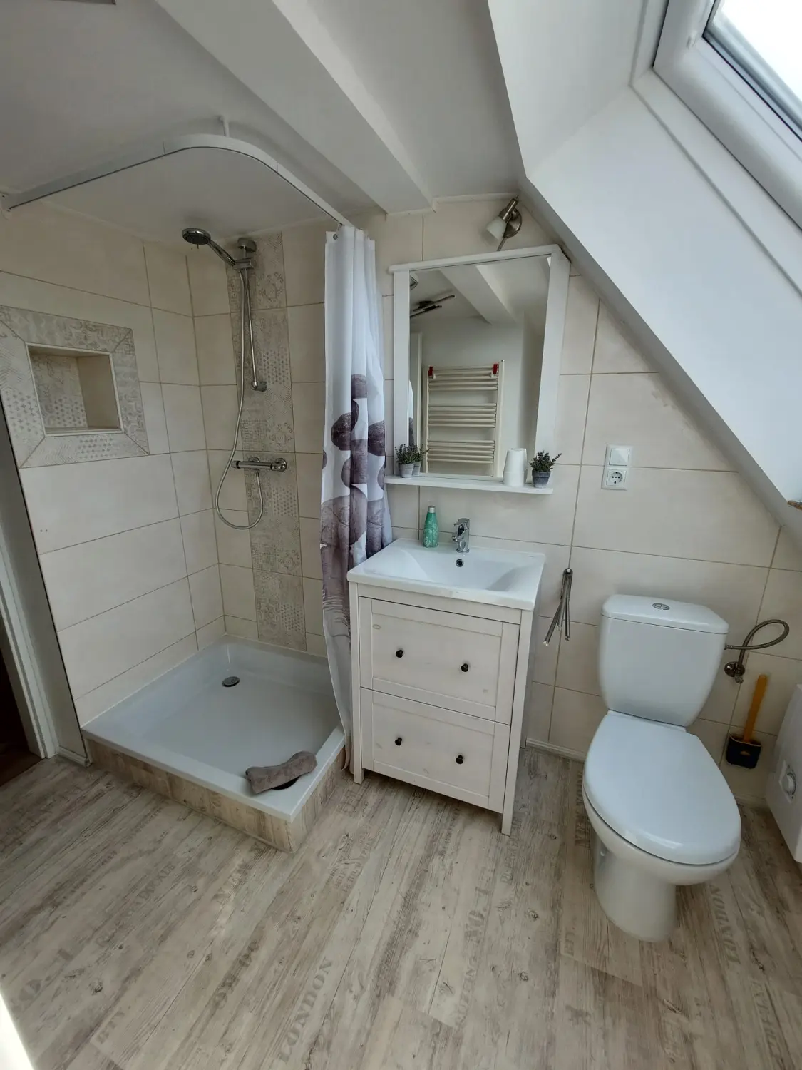 Wohnung Kleeblatt Badezimmer von Ferienwohnung zur Burg